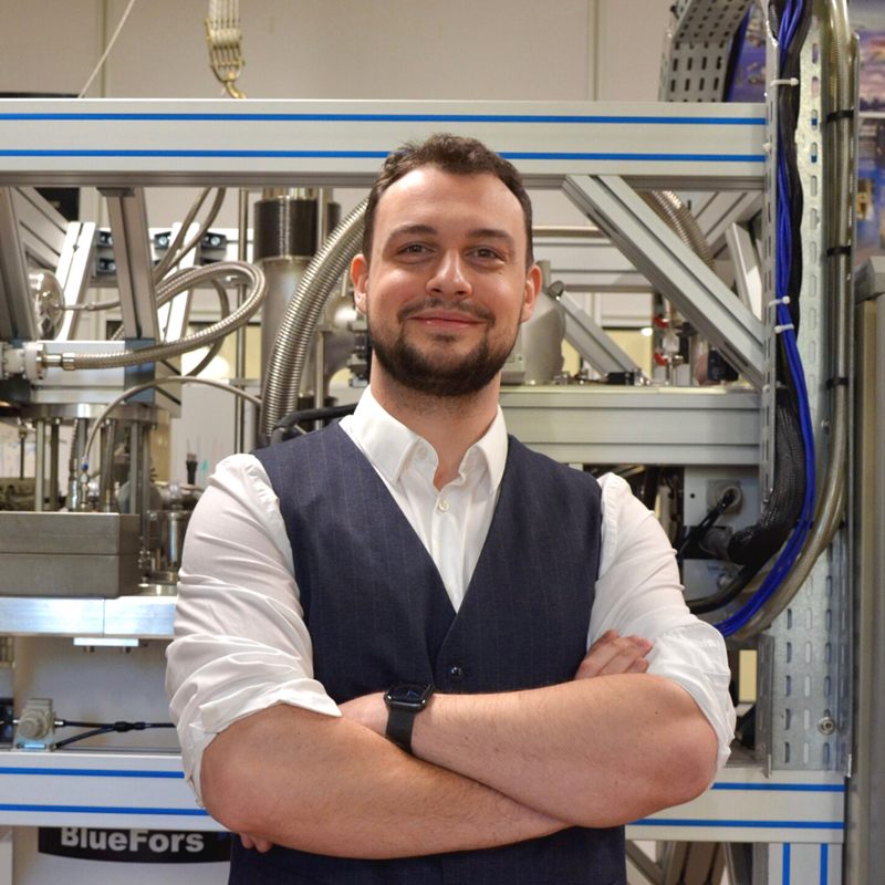 Valentin Sauvage in the cryogenics laboratory at IAS